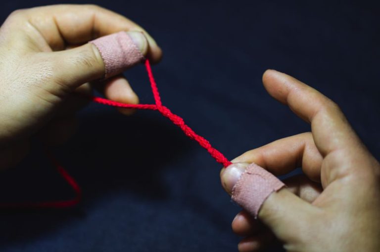 how to tie a clinch knot step 3