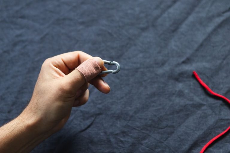 how to tie a davy knot step 1